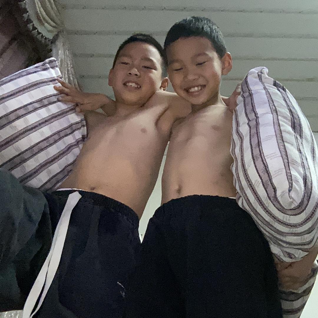 抽象两兄弟