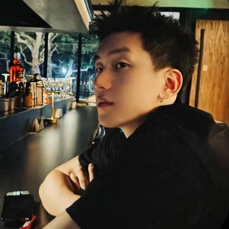 蓝桉长在洱海边