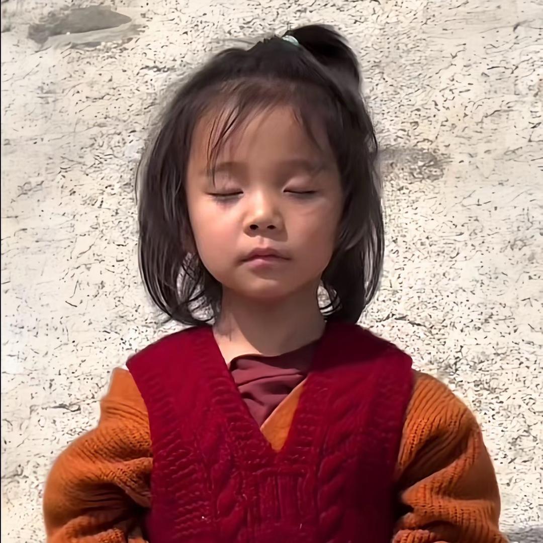 开挖掘机的小仙女