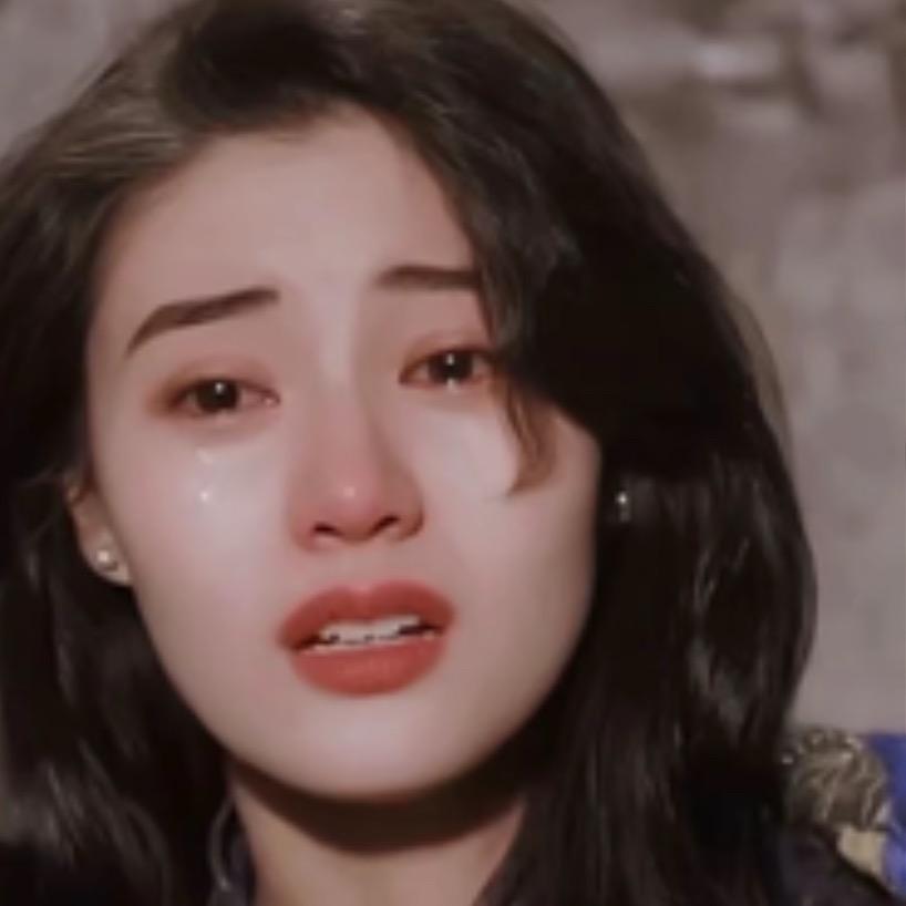 燕儿在野草中生长