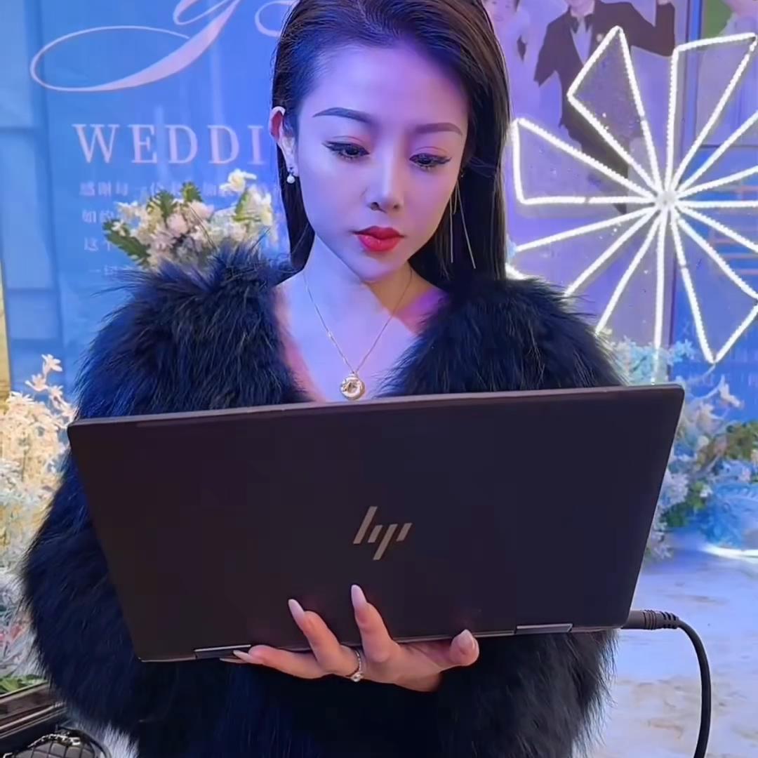 主持人美那