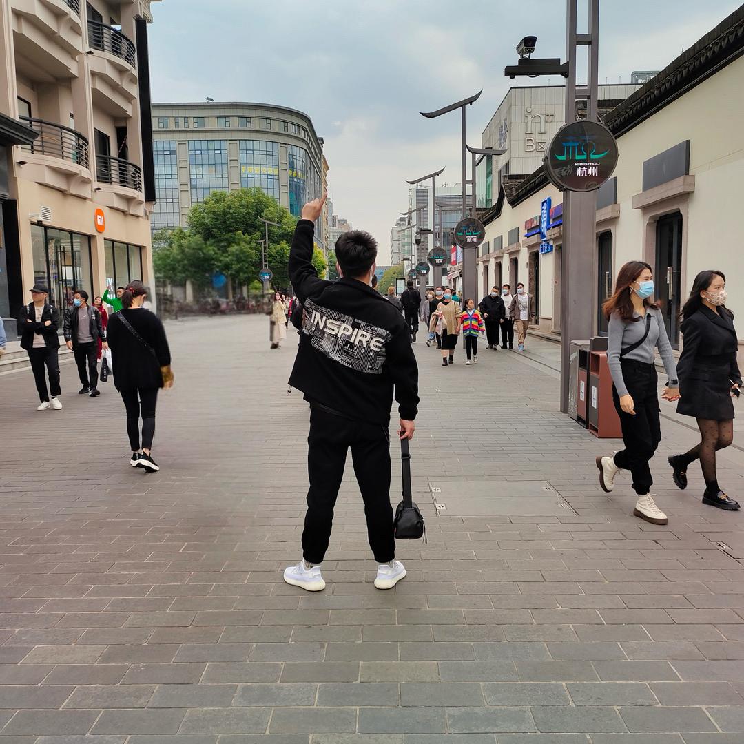 叫我李先生。