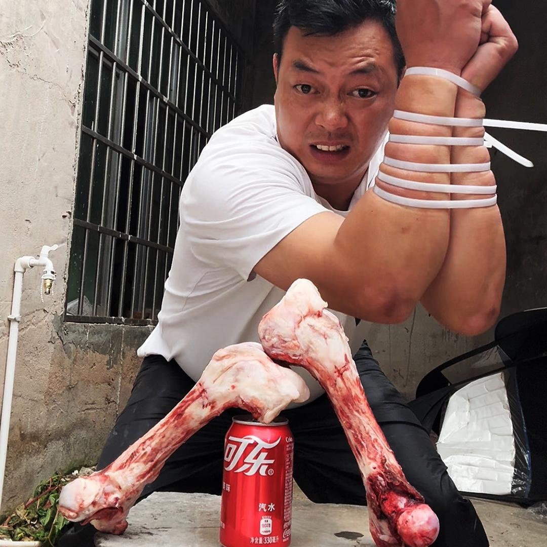 王虎在关岭做跑腿