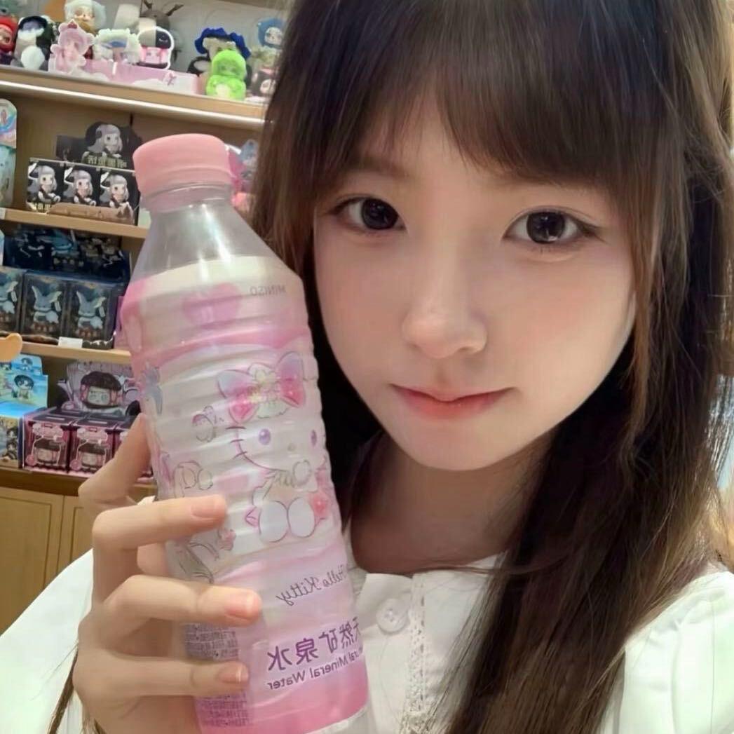 一个平凡又快乐的美女