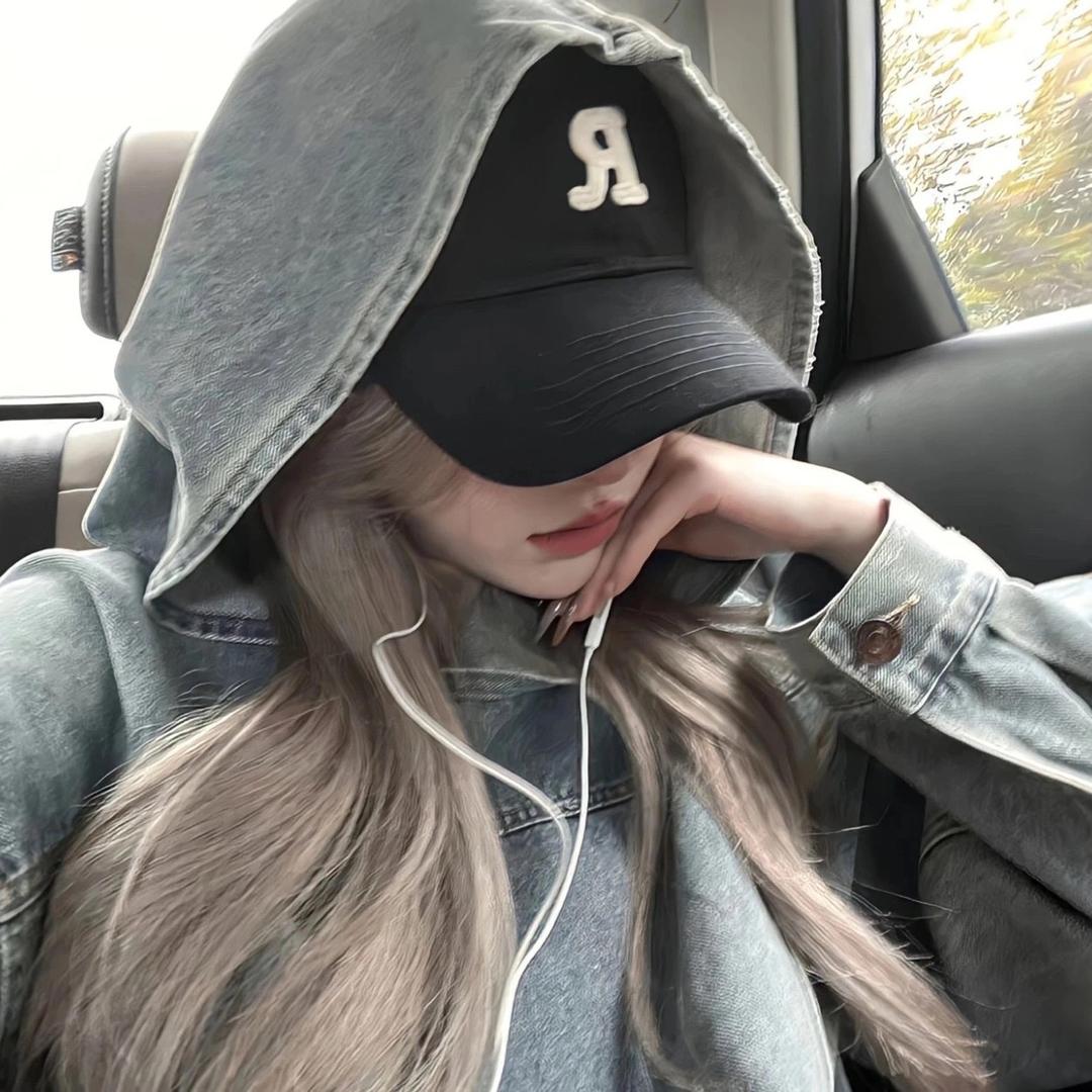 袗
