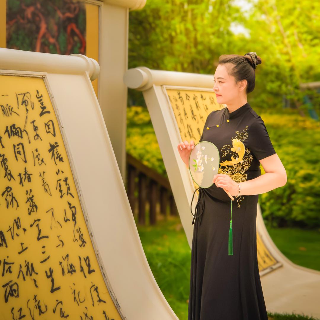 爱跳舞画画的书法老师