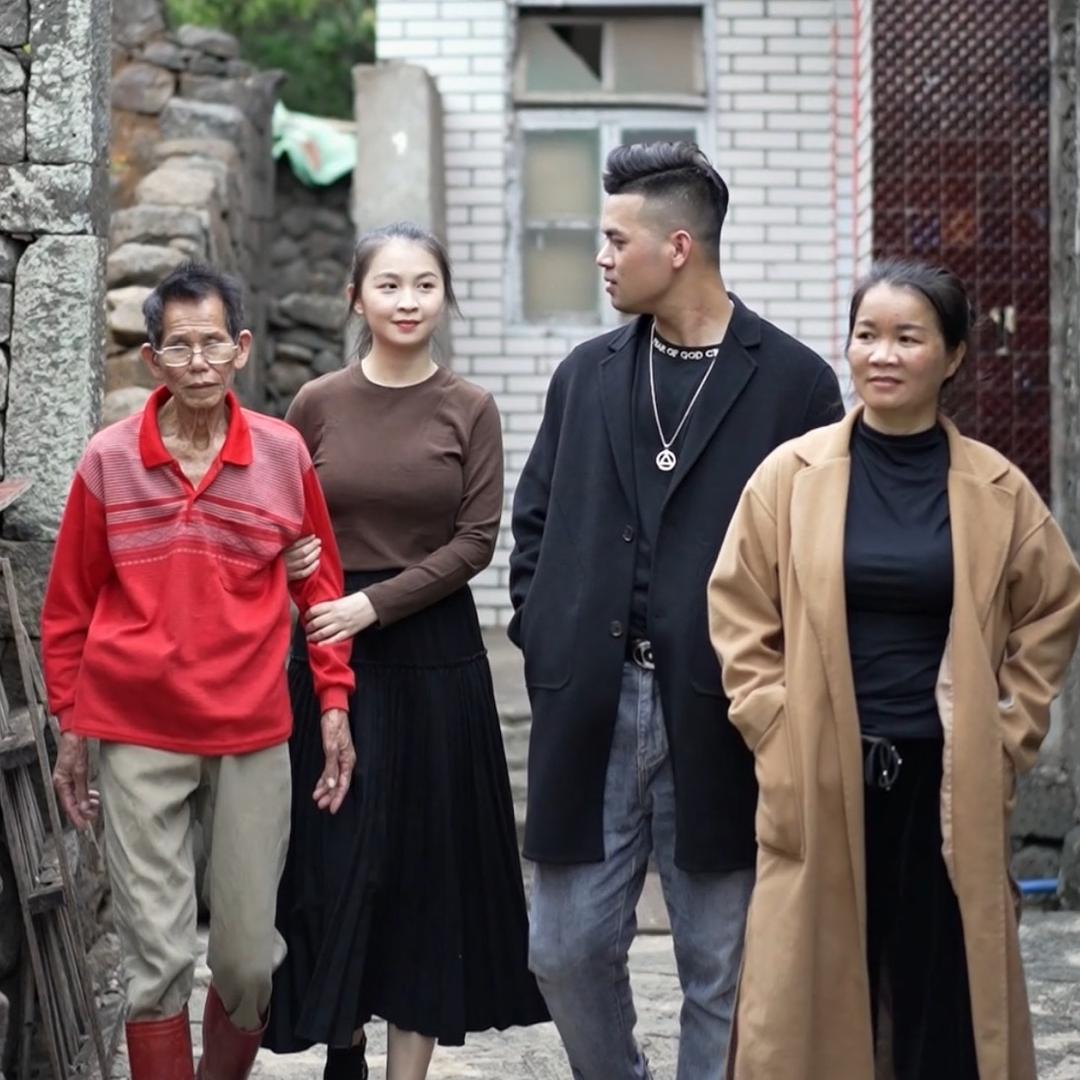 阿伟老男人【招女主】