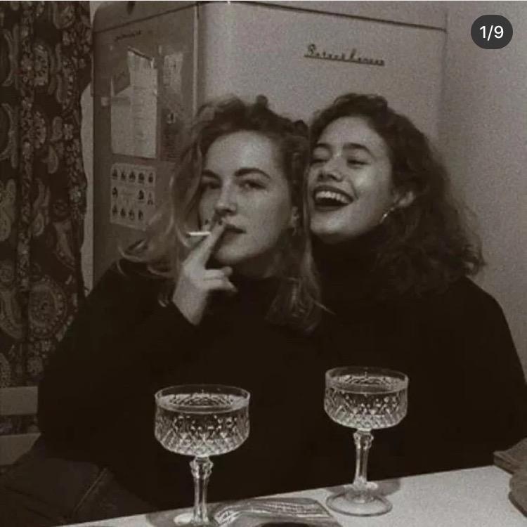 两个歌声动听的靓女