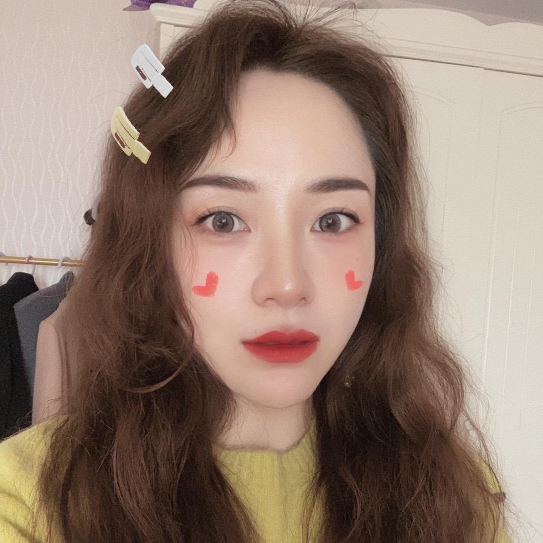 小妮有酒窝