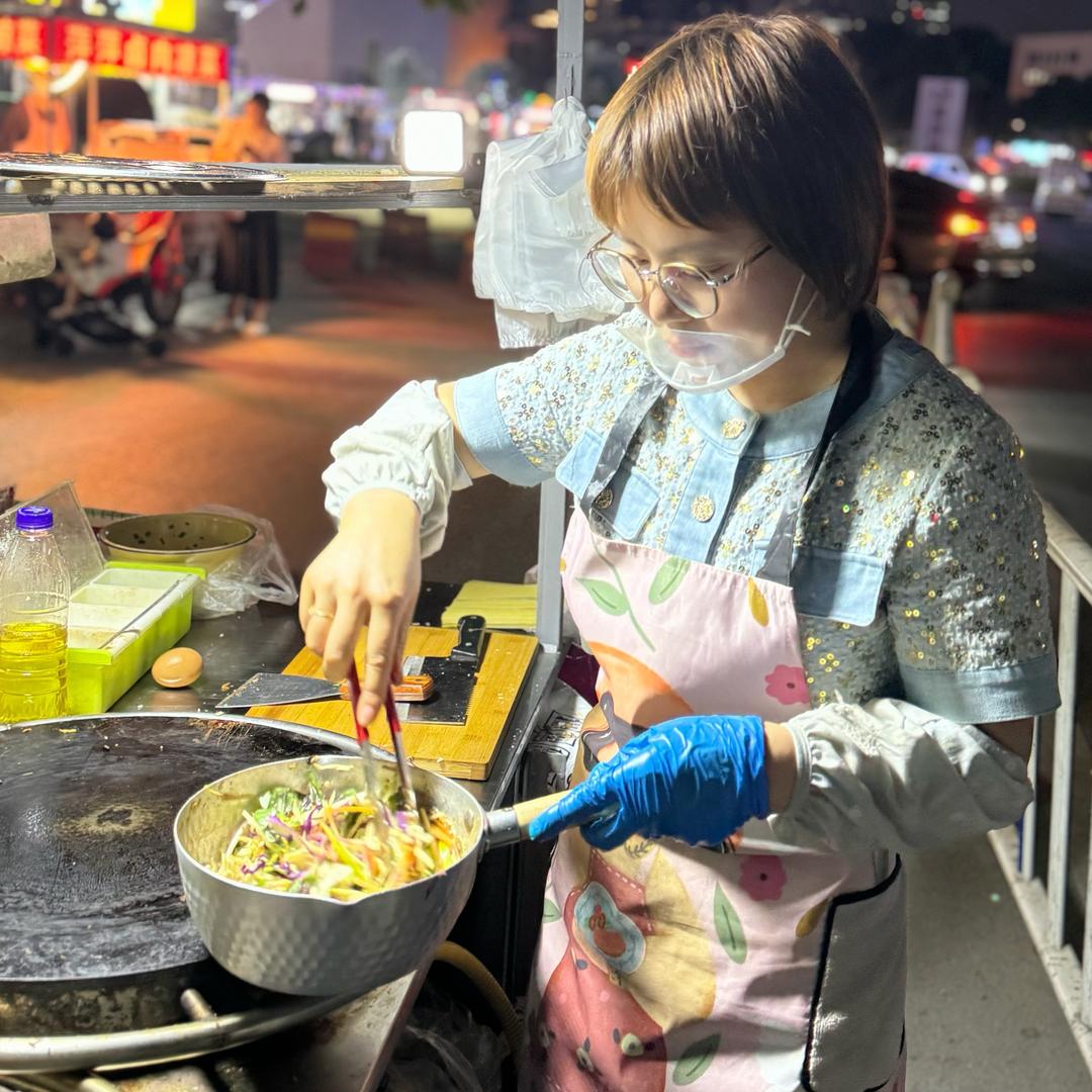 卖菜煎饼的螺蛳粉老板娘