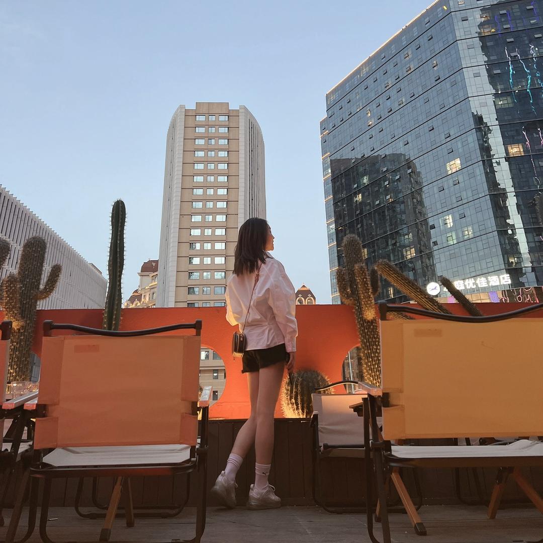 站柜台的老板娘