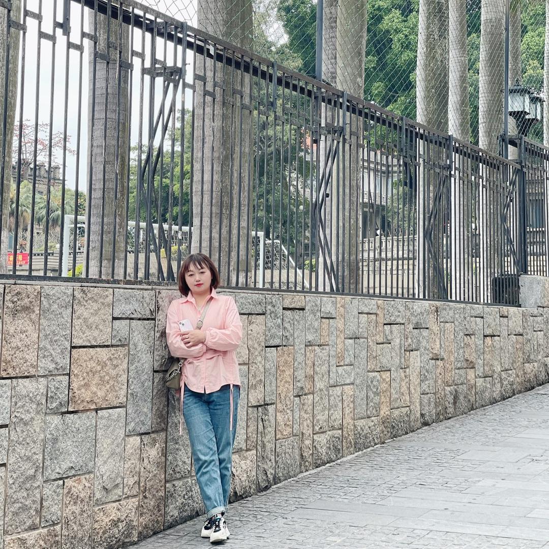 卖珠宝的灵活的小胖子