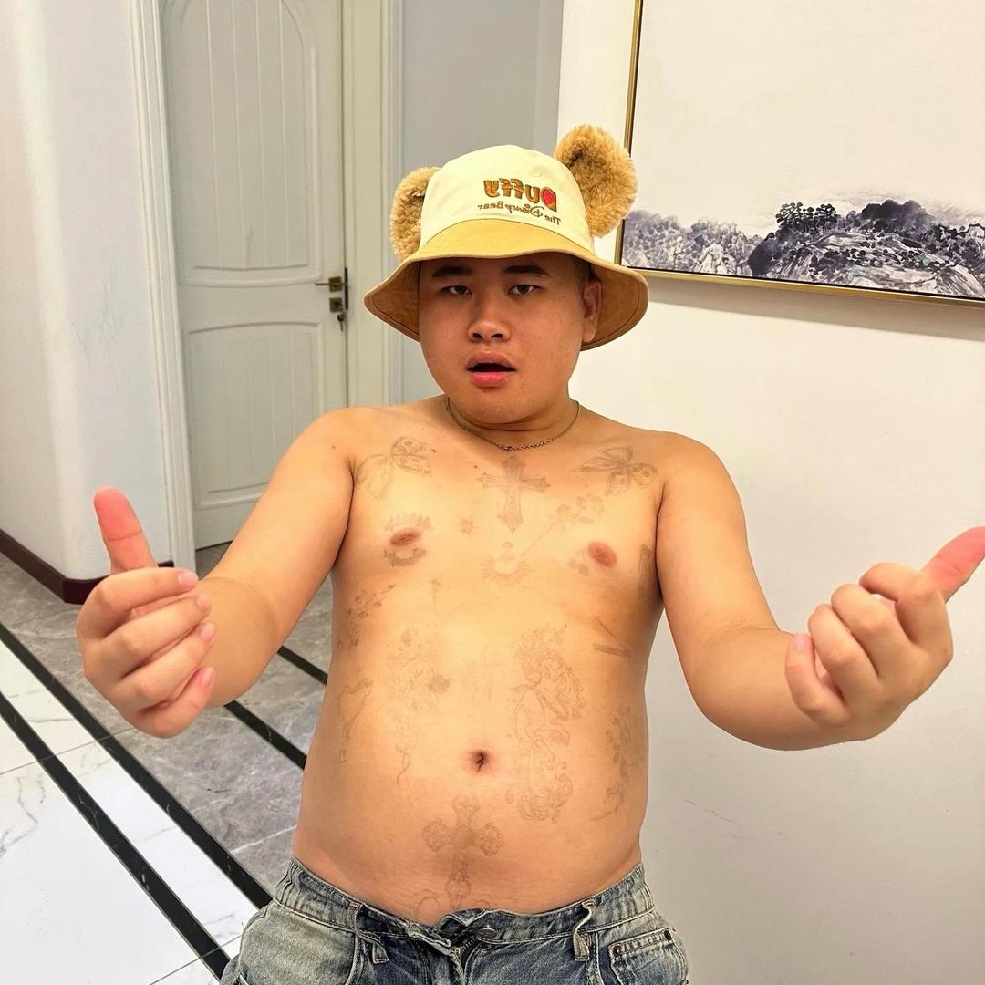 被二舅妈家的保姆强吻变成的高痞帅