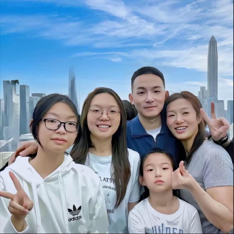 浩男妈许建华一家人