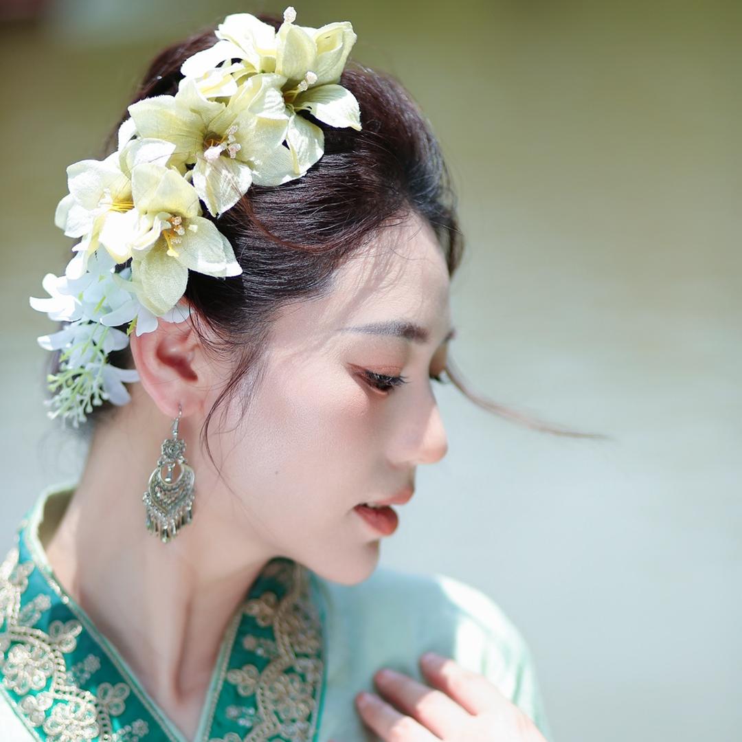 明媚的她