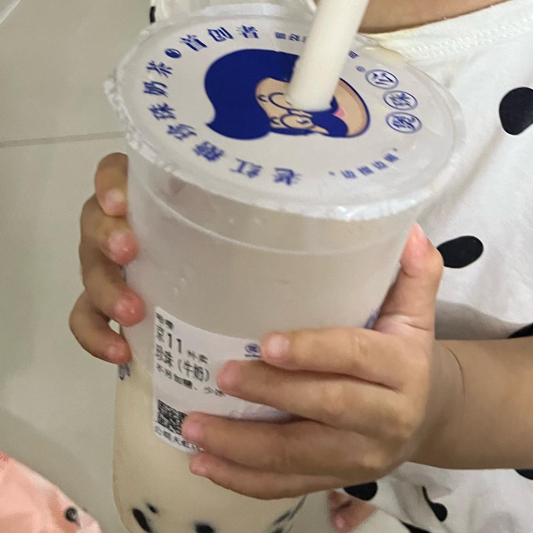小孩在玩抖音