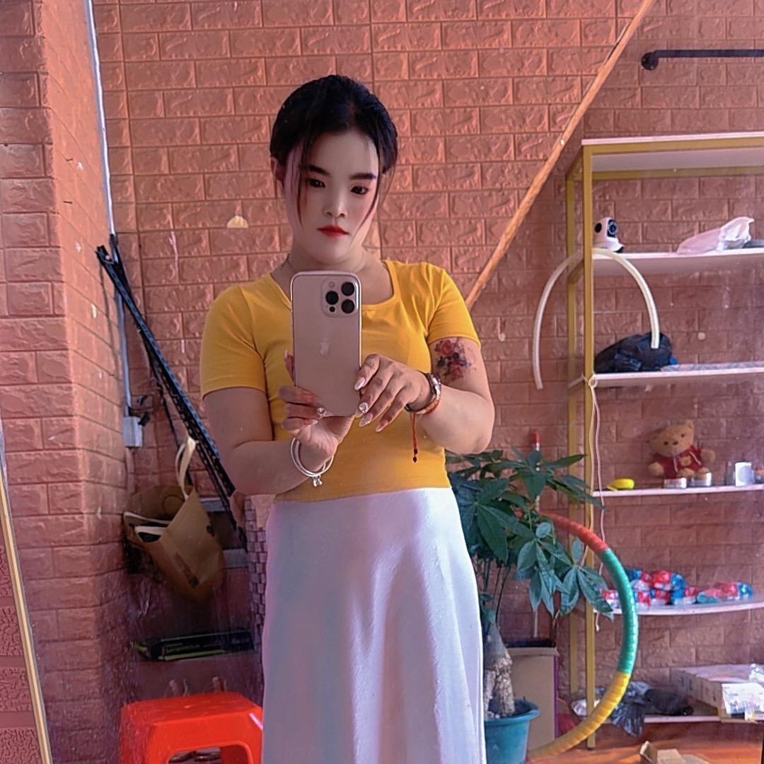 村里有个姑娘叫小芳妹