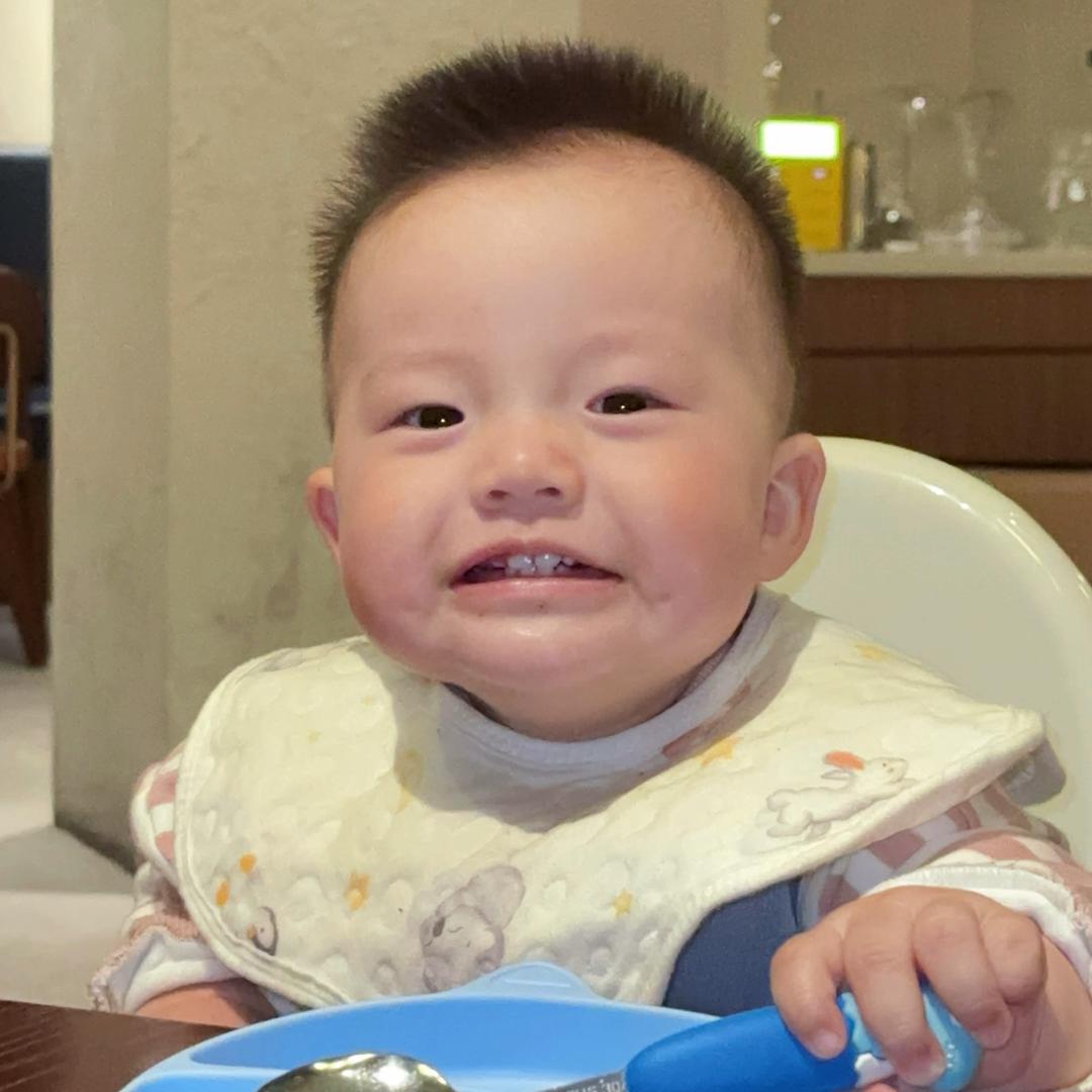 安安爱吃菠萝冰棒