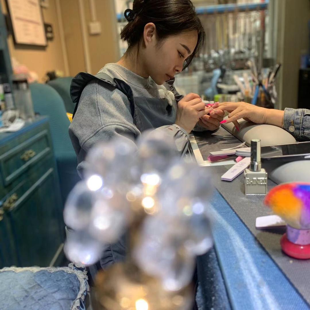 燕子美甲