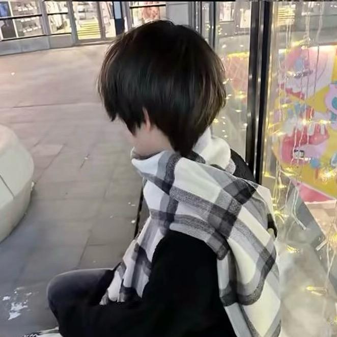 下雨天给她撑伞