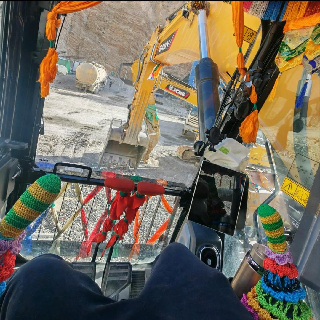 00后的挖机男孩