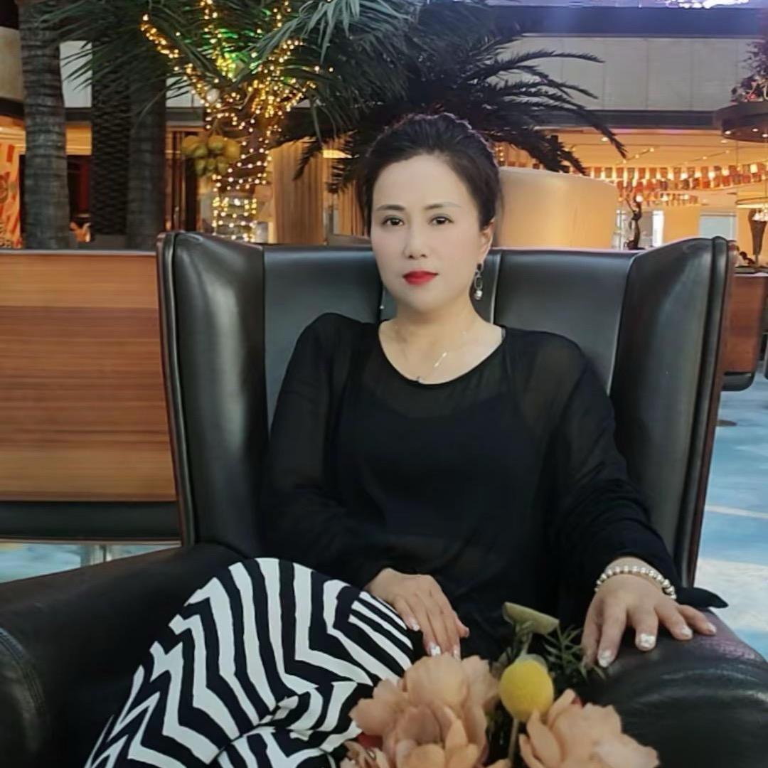 常德寸素．布卡．艾采瑞品牌服饰•华姐