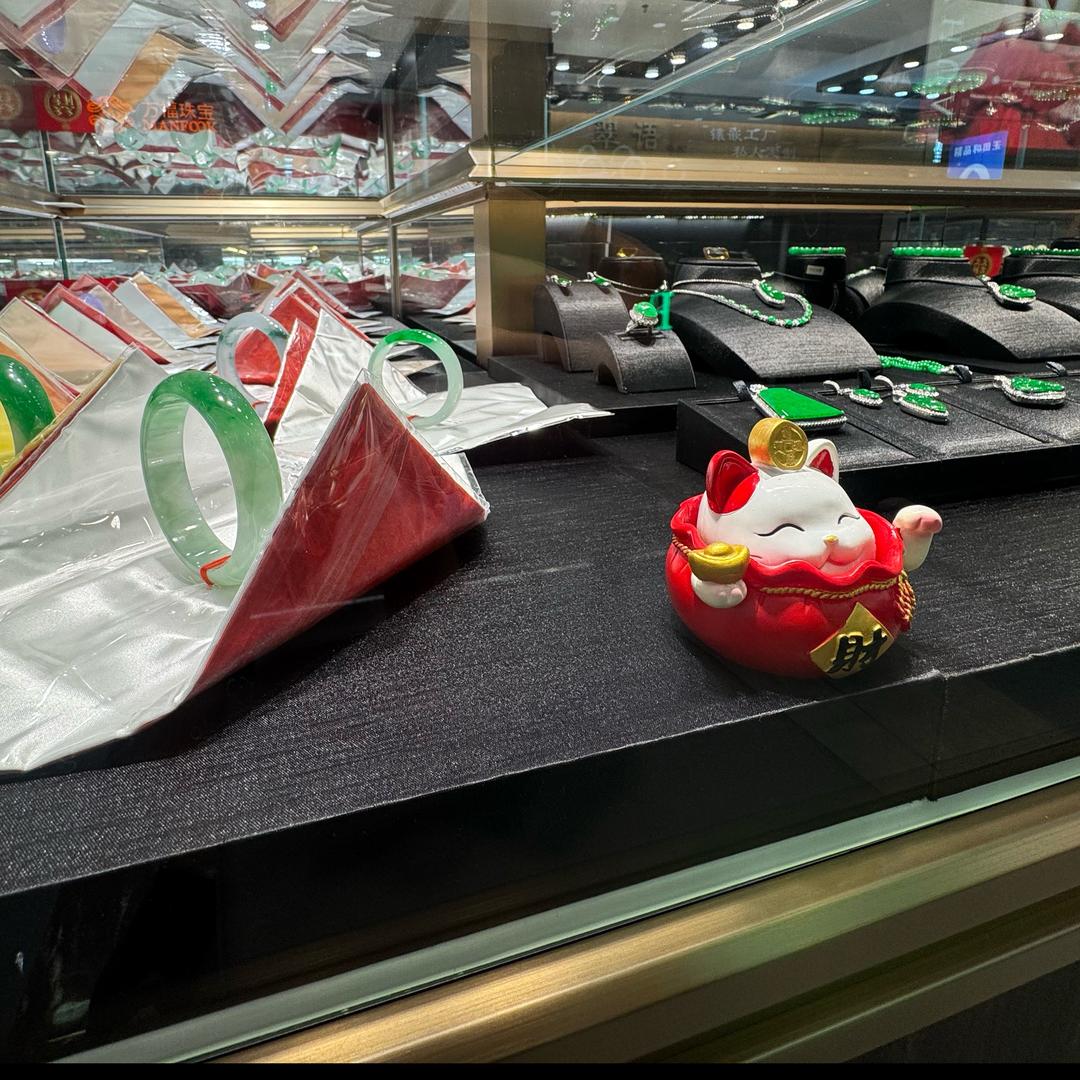 小李正在卖翡翠
