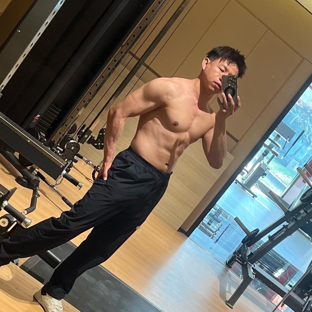 唐晓瘦没腹肌