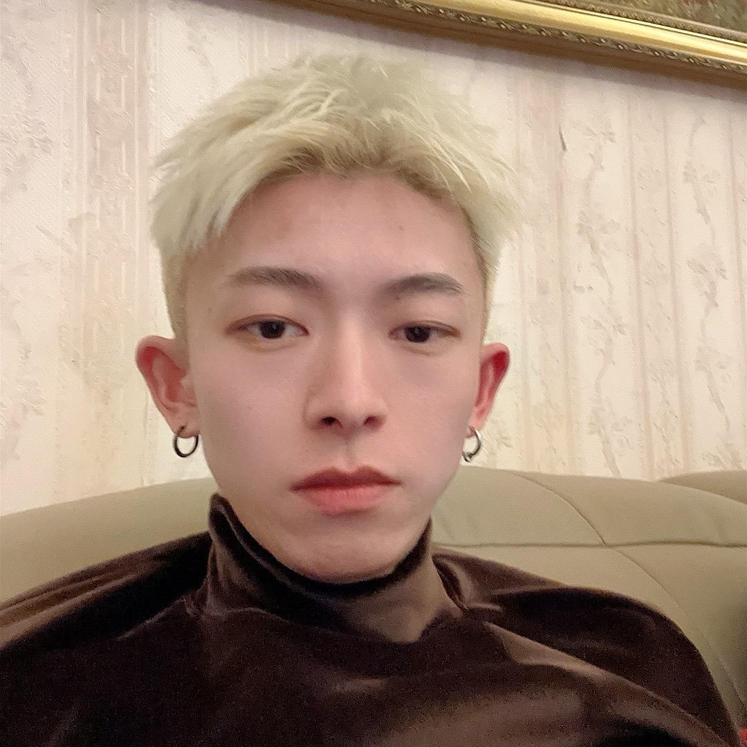 新建啊俊收头发