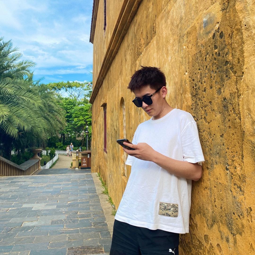 蓝桉长在洱海边_