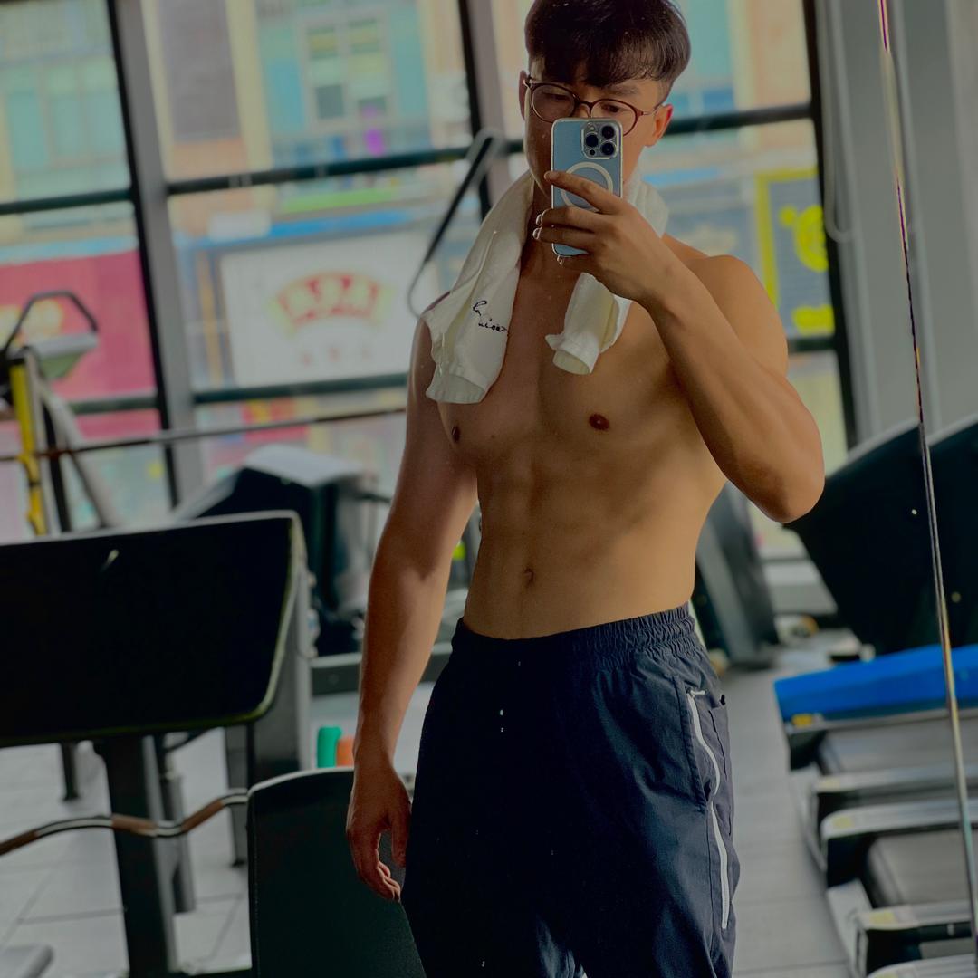 勤奋薄肌男