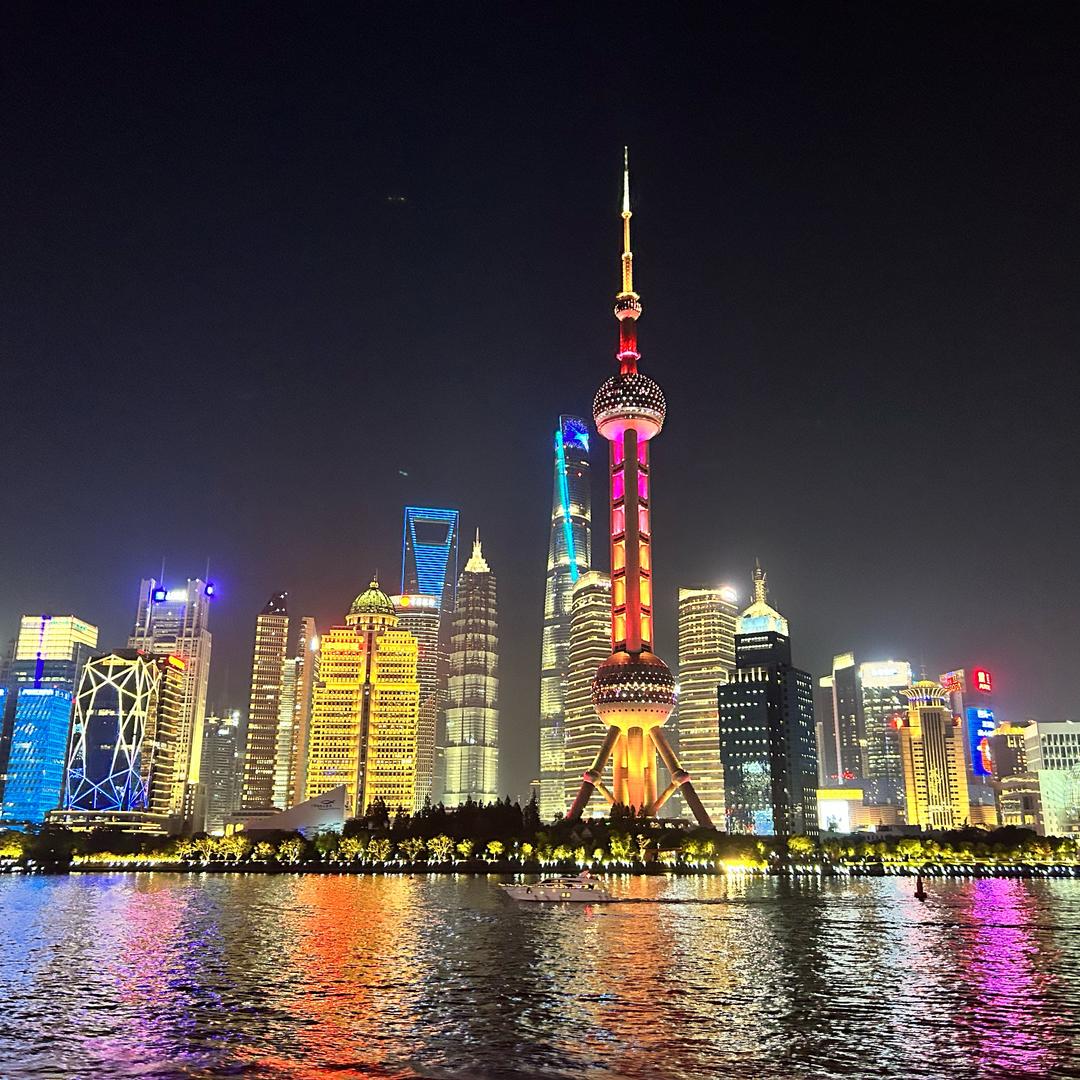 杯中倒满无情酒