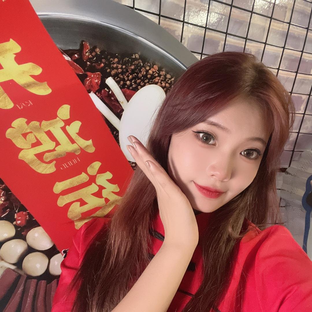 爱美食小姐姐
