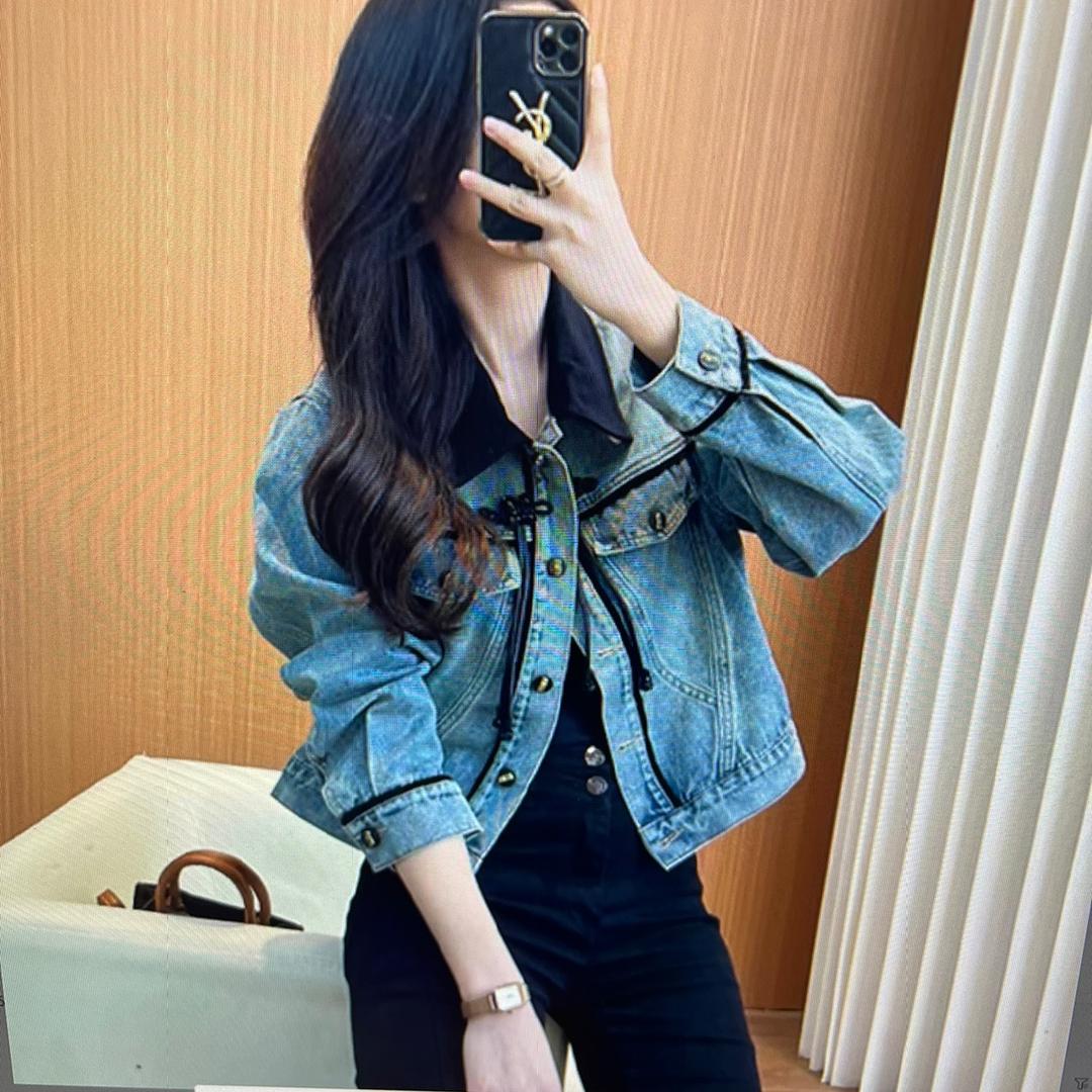 俏颜女装工厂店