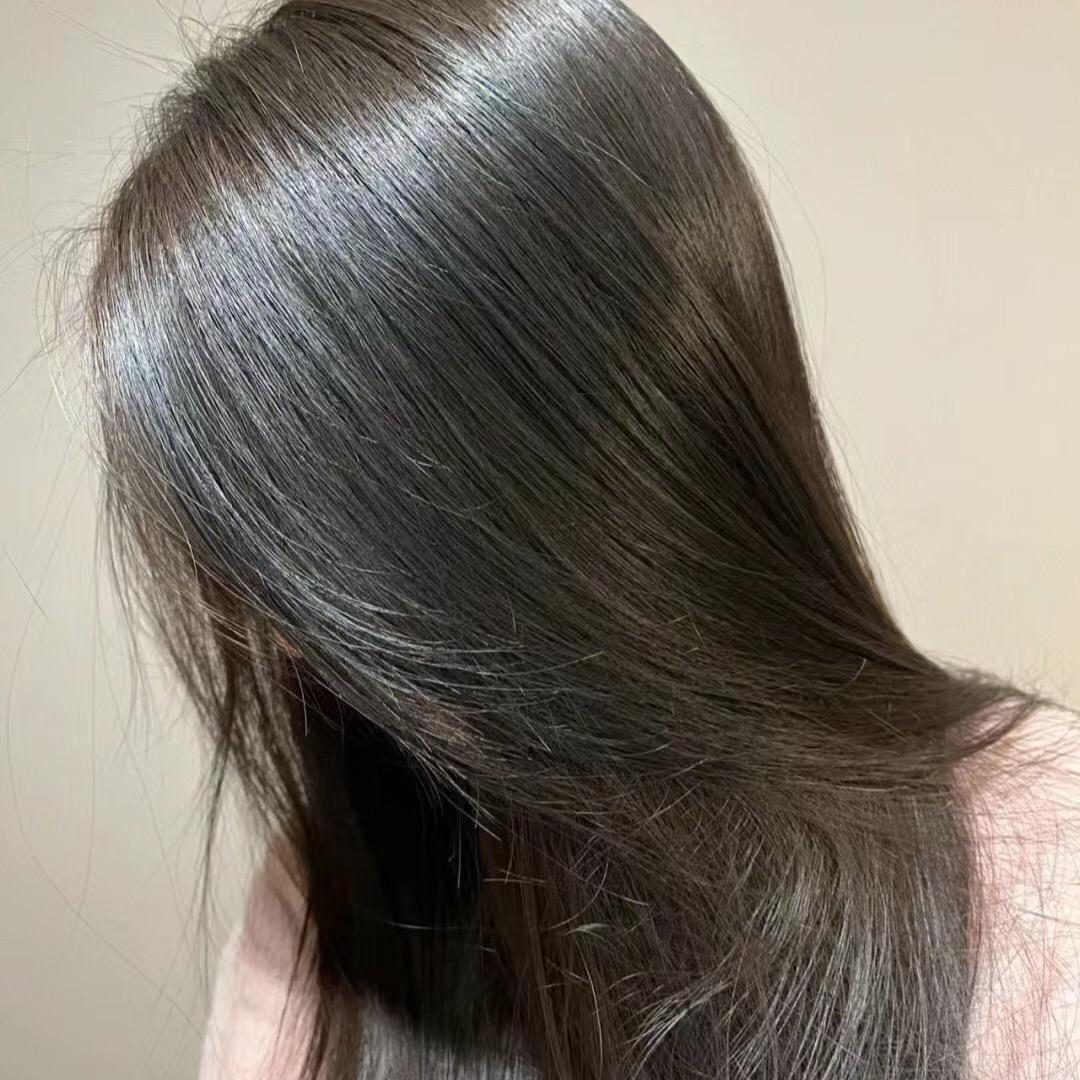 头发乌黑浓密