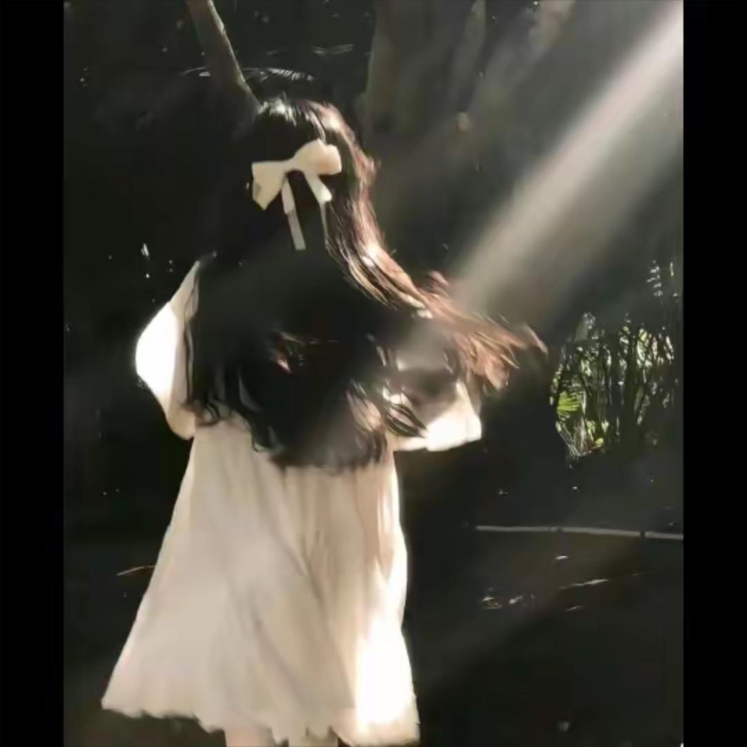 静静。🌹。