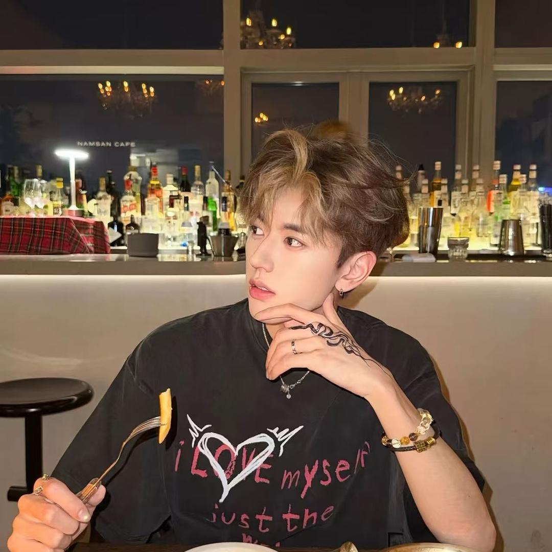 皓月(和平精英俱乐部点陪d）