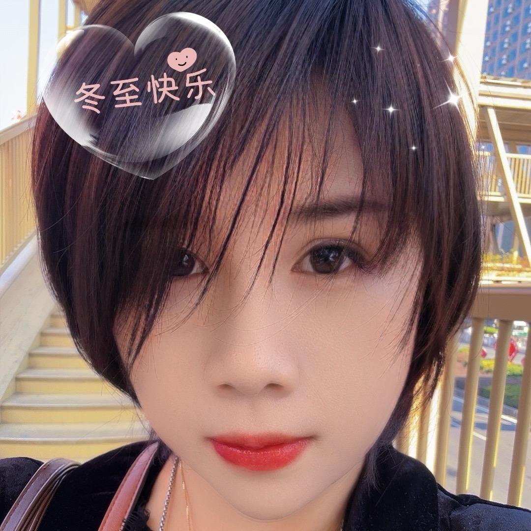 在四会赏翡翠的华妃