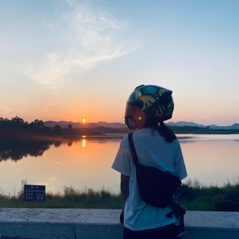 不会骑车的小张.🍃