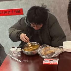 无敌萝卜大葱蘸面酱🥕