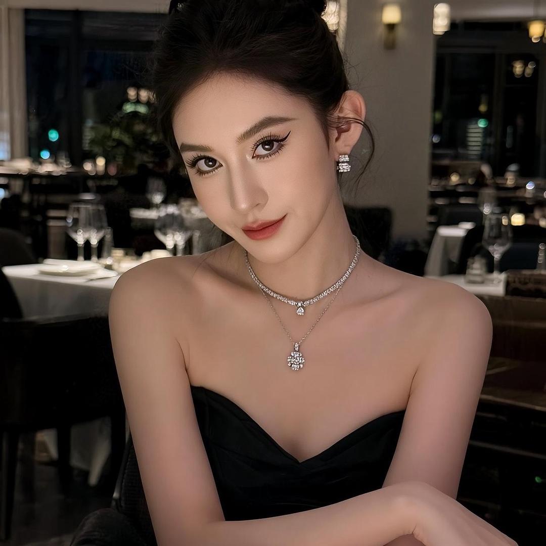是莉莉吖