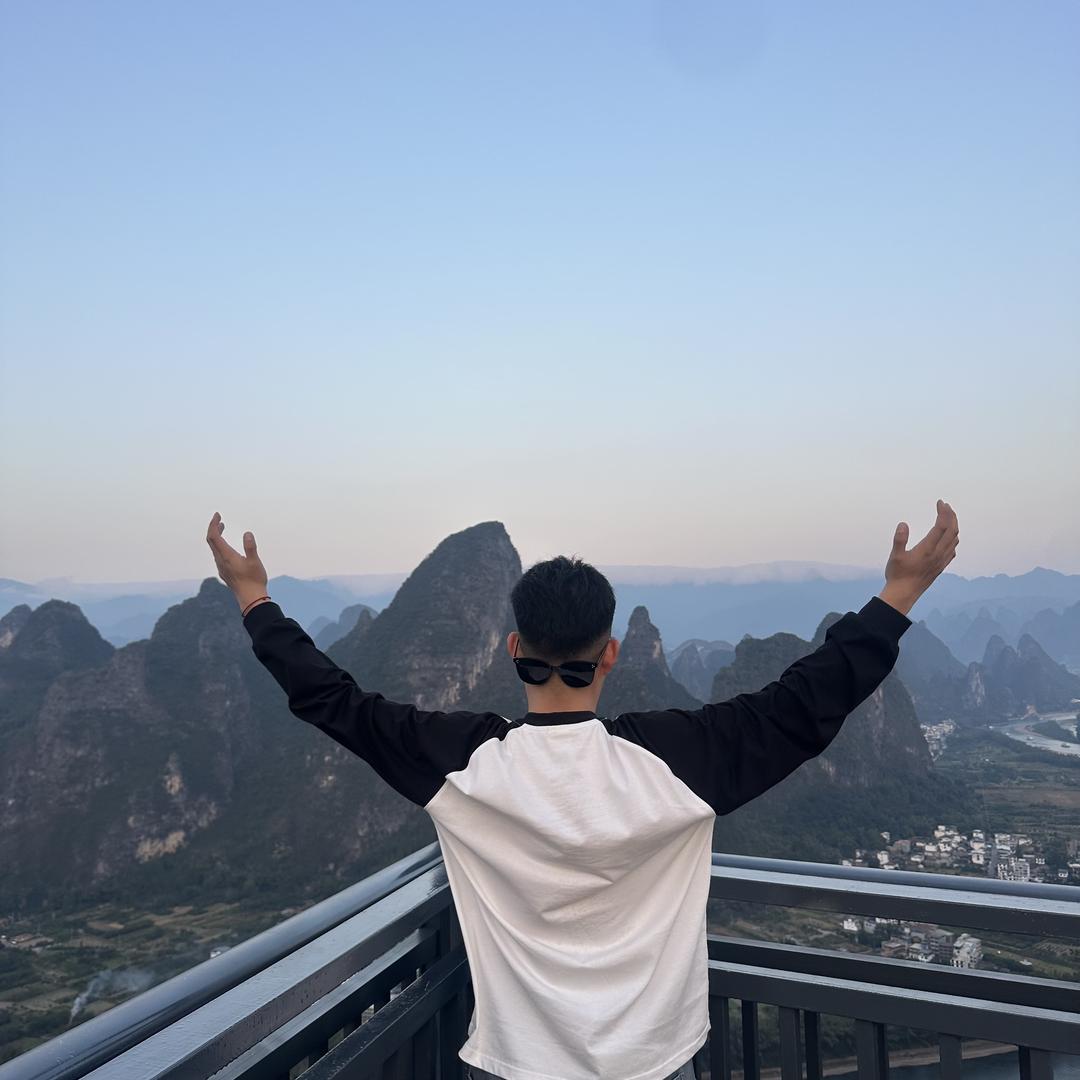 A王一铭.