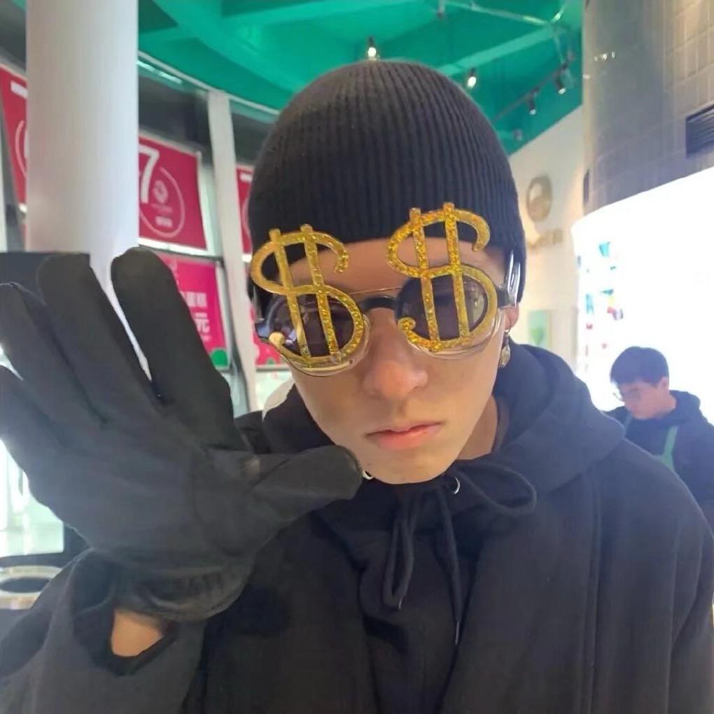 一只绿色小恐龙☄