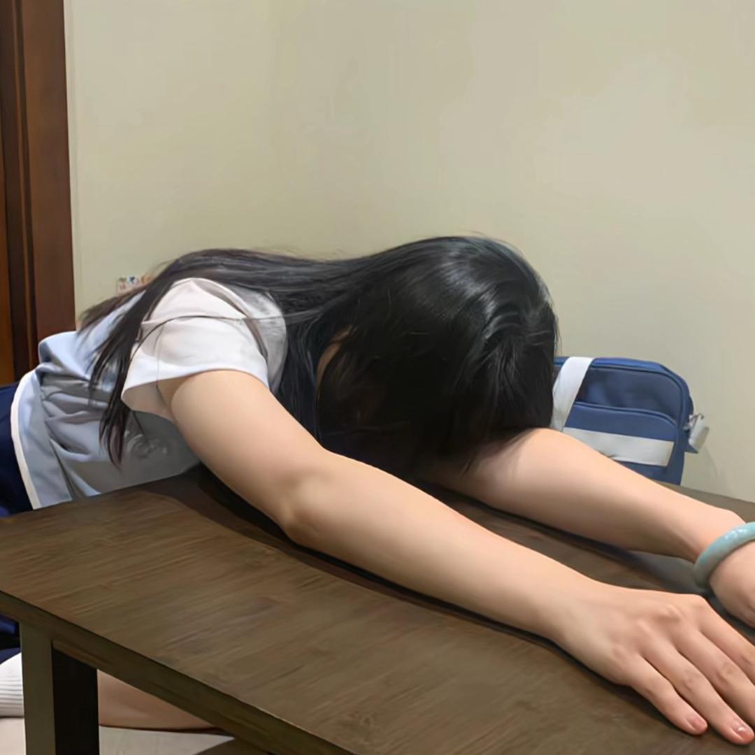 三三_