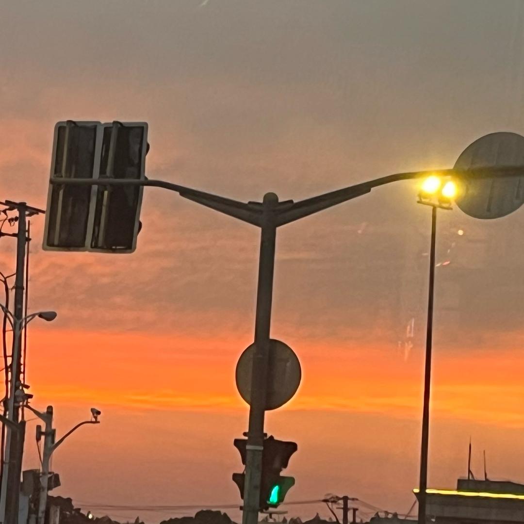 老爷爷穿回力跳街舞