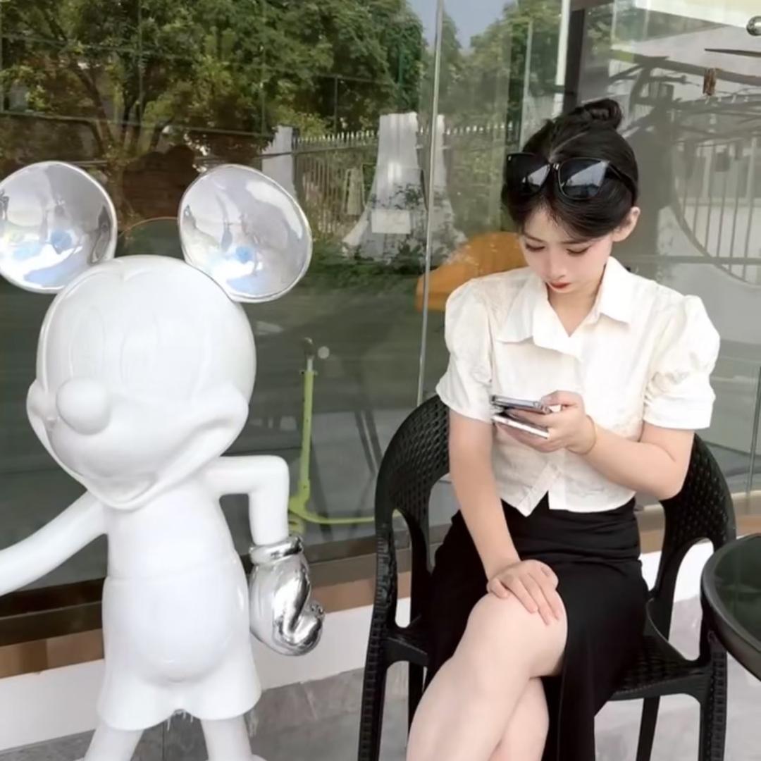 在风的轻抚下