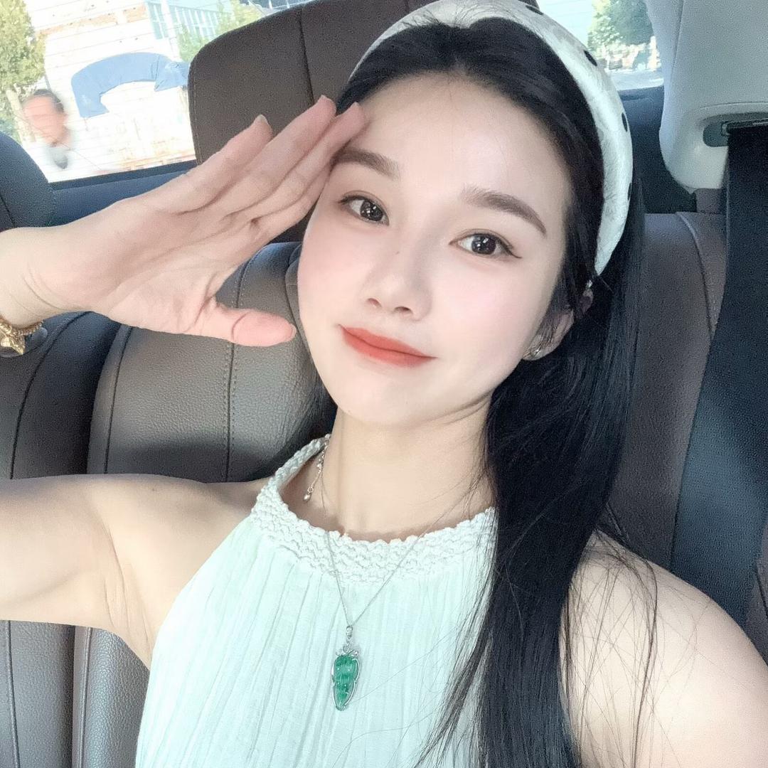 小薇薇「快看我置顶🔝」