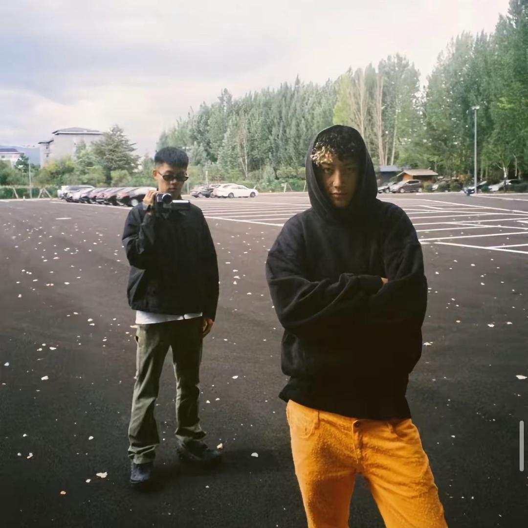 连告别都双手插兜的男人.