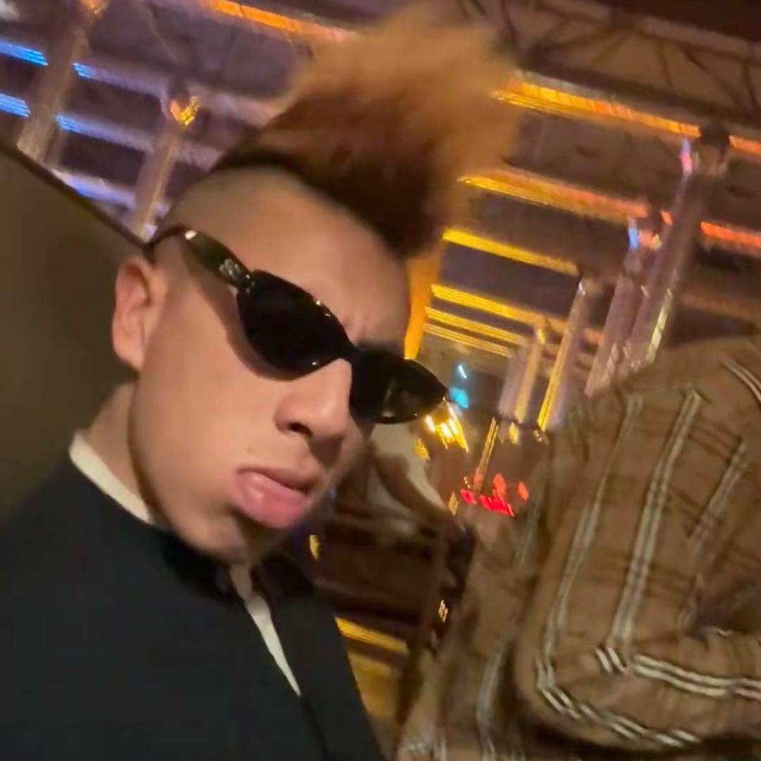 他们朝我扔石头