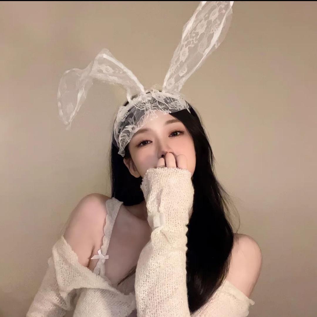 兔耳朵弯弯🐰